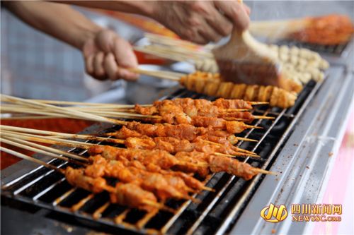 樂山美食又火了 缽缽雞、麻辣燙、蛋烘糕一站式打卡，農(nóng)副土特產(chǎn)品添彩